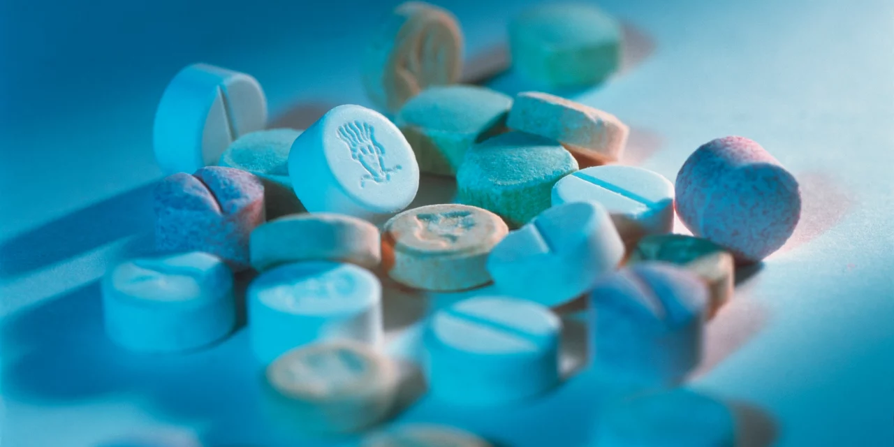 ¿Qué es MDMA? Usos, Beneficios, Efectos Secundarios & Tratamiento